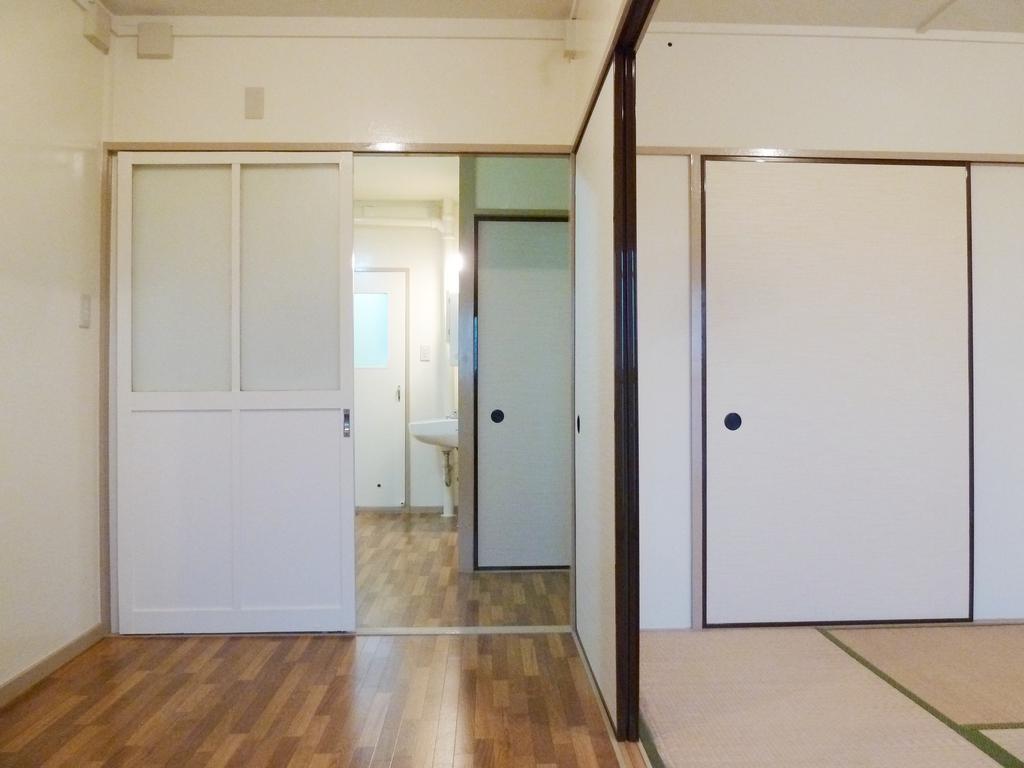 玄関　キッチン側から見た玄関　※別住戸の写真です