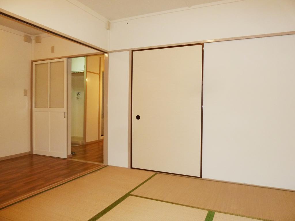 居室・リビング　キッチン・和室　※別住戸の写真です