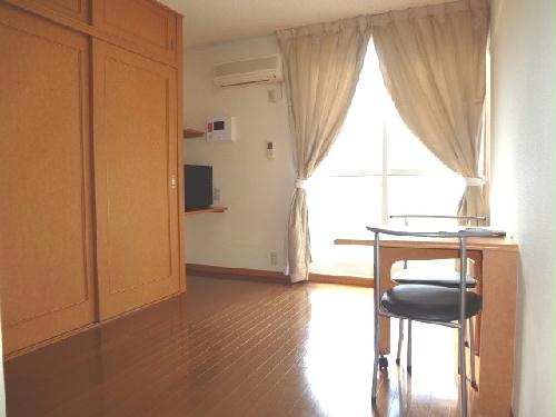 居室・リビング　机は用途に合わせて折りたたみ可能！