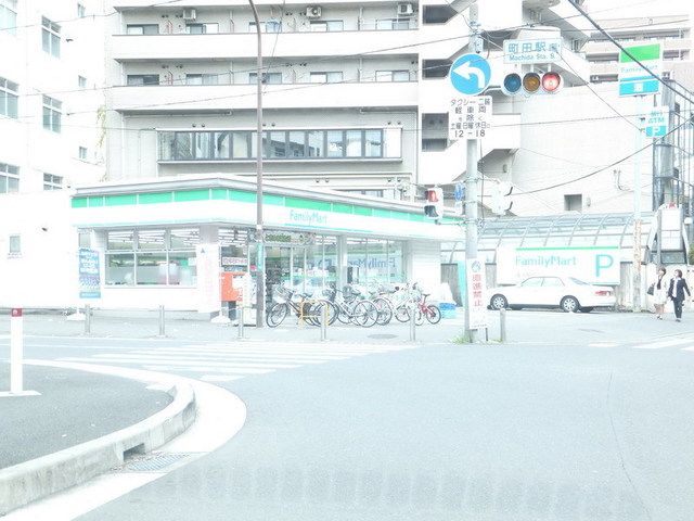 コンビニ　ファミリーマート（コンビニ）まで500m