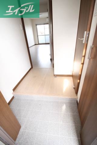 玄関　同物件別部屋の写真です