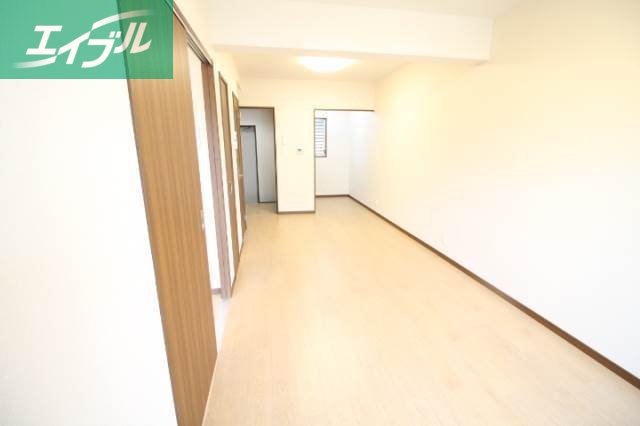 居室・リビング　同物件別部屋の写真です