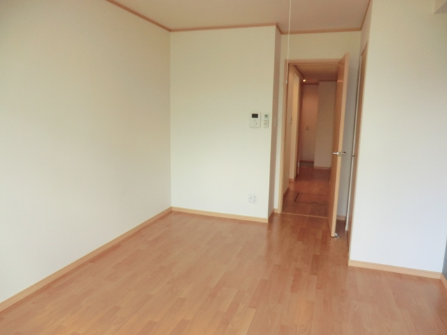 居室・リビング　エアコン付きで快適に過ごせます♪