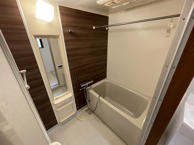 バス・シャワールーム　追い炊き機能付きで便利☆