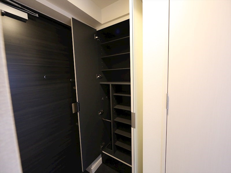 玄関　玄関　シューズボックス　姿見鏡付き（収納充実してます）