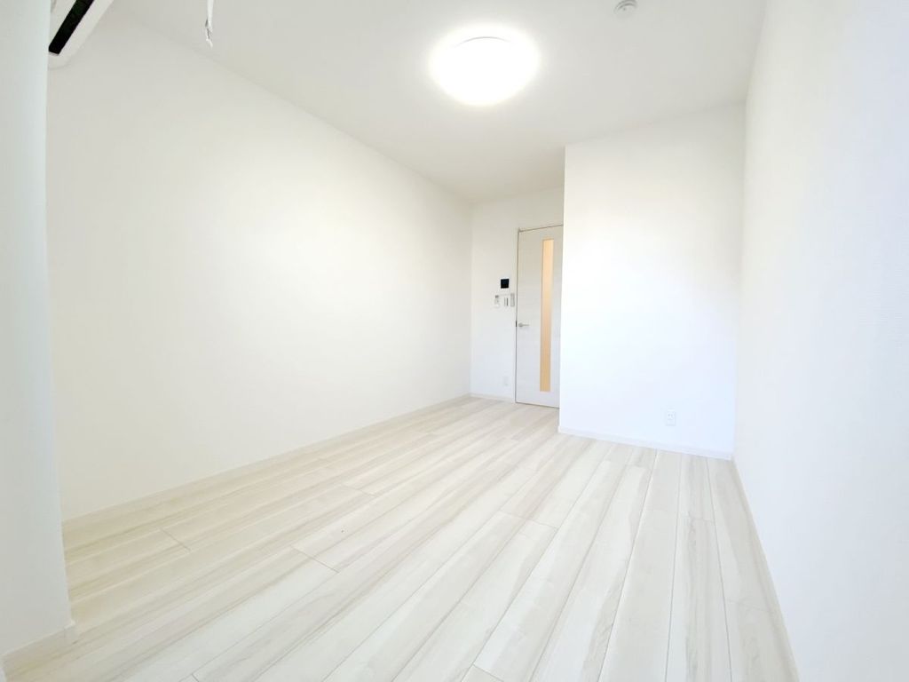 居室・リビング　★清潔感のある白く明るい室内です★