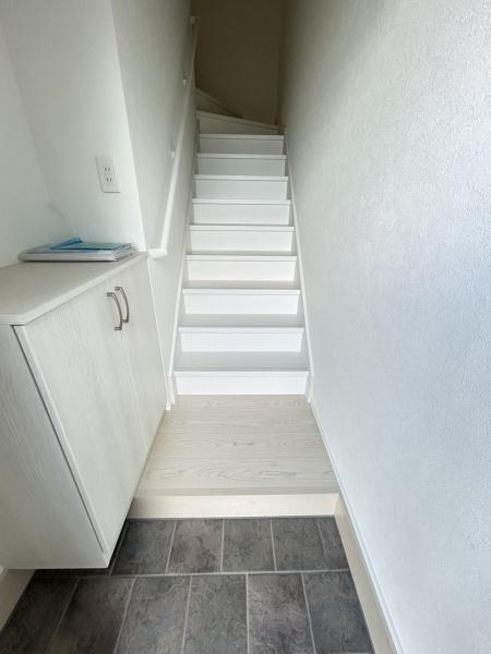 玄関　明るい玄関スペースです