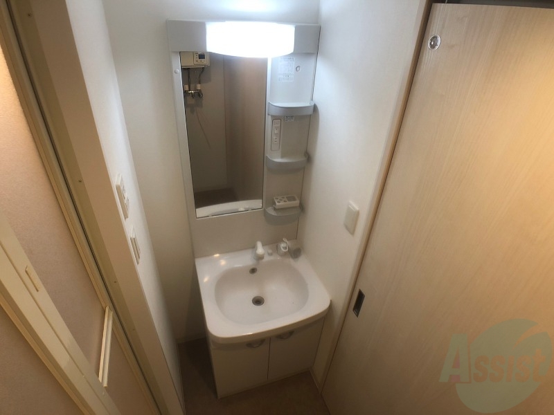 洗面設備　大きくて使いやすそうな独立洗面台になっています。