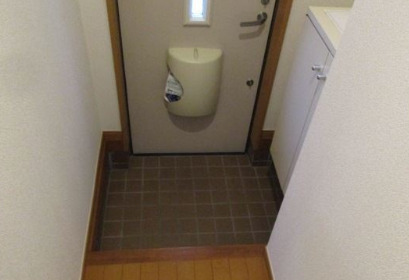 玄関　別部屋の写真を使用しております。