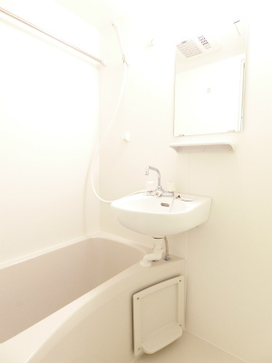 バス・シャワールーム　コンパクトで使いやすいお風呂です