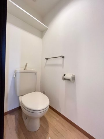 トイレ　別号室の写真です。ご参考までに