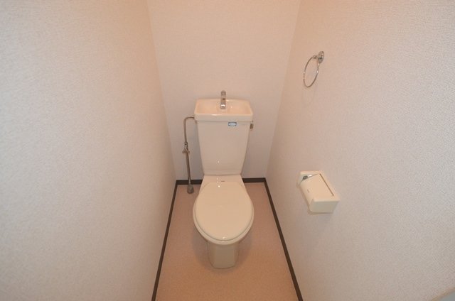 トイレ　掃除のしやすいシンプルなトイレです♪