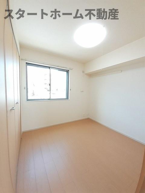 その他部屋・スペース　広くて明るい寝室