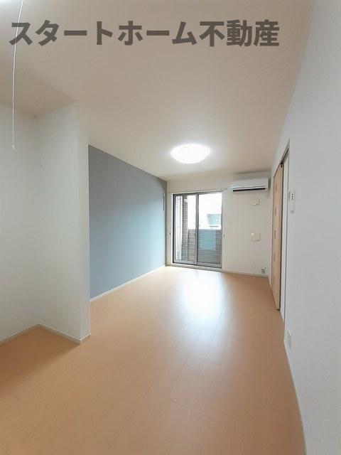 居室・リビング　こちらのリビングで趣味の時間をお楽しみください