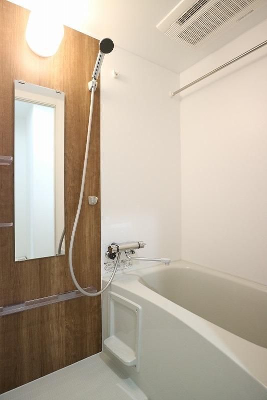 バス・シャワールーム　コンパクトで使いやすいお風呂です