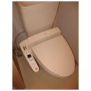 トイレ　落ち着いた色調のトイレです