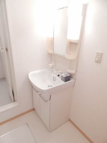 洗面設備　明るい洗面所です