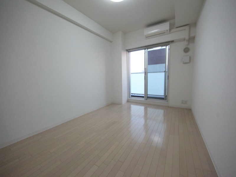 居室・リビング　洋室8帖　エアコン付　南面バルコニー