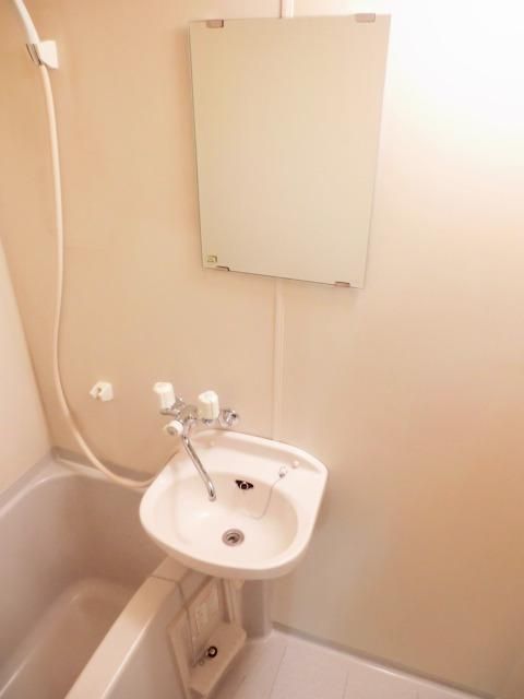 洗面設備　鏡付きの洗面台です。