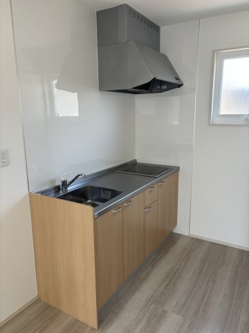 キッチン　※写真は201号室です。 ※相違する場合は現況を優先いたしま