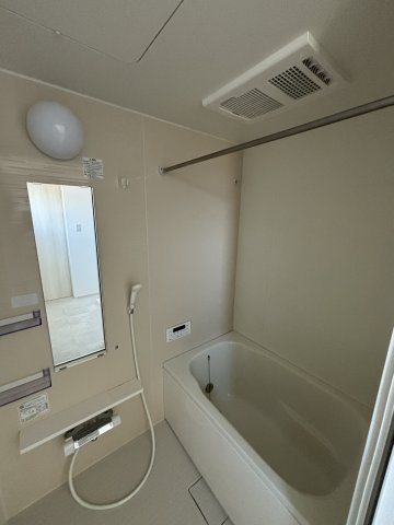 バス・シャワールーム　※写真は201号室です。 ※相違する場合は現況を優先いたしま