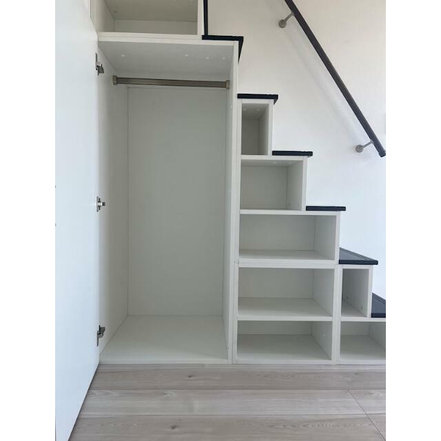 収納　ロフトへは階段で楽々上り下り♪側面はオシャレな収納になってい