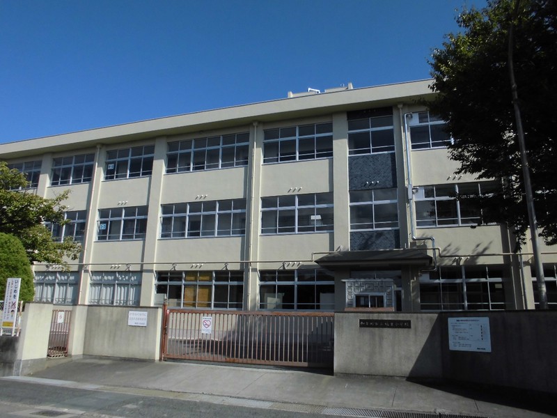 小学校　加古川市立鳩里小学校（小学校）まで683m