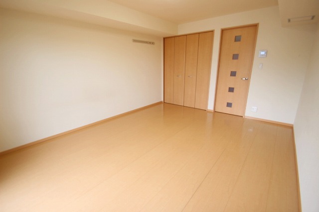 居室・リビング　同物件別室