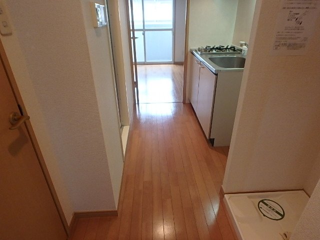 その他　玄関から洋室