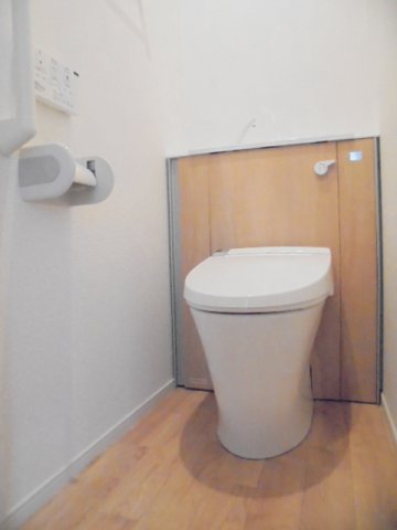 トイレ　落ち着いた色調のトイレです