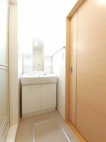 洗面設備　明るい洗面所です