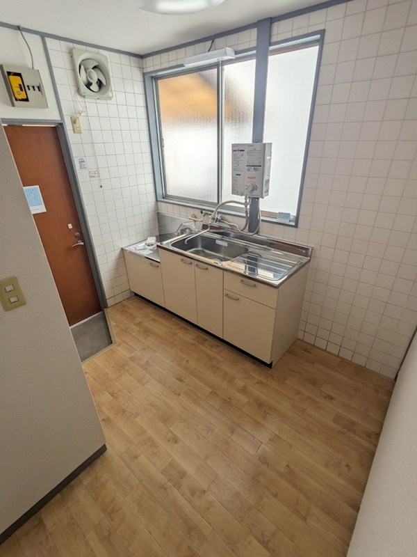 キッチン　キッチンに窓あり