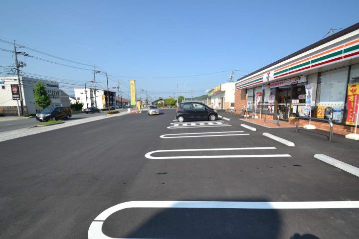 コンビニ　セブンイレブン（コンビニ）まで909m