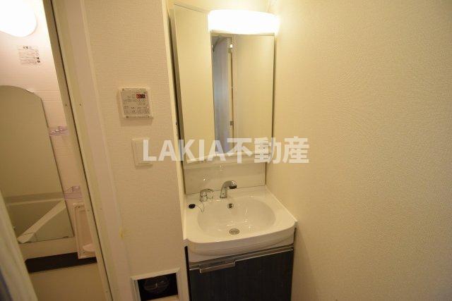 洗面設備　鏡を開くと収納もできます。