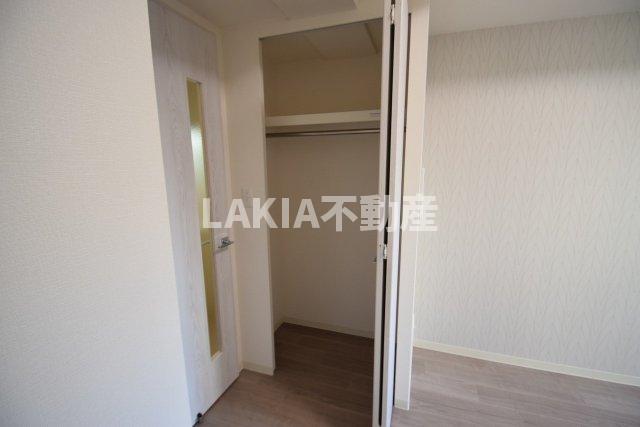 収納　たくさんある服もこちらに収納。