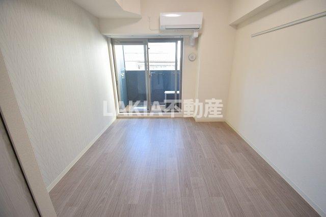 居室・リビング　一人暮らしには充分な広さの洋室です。