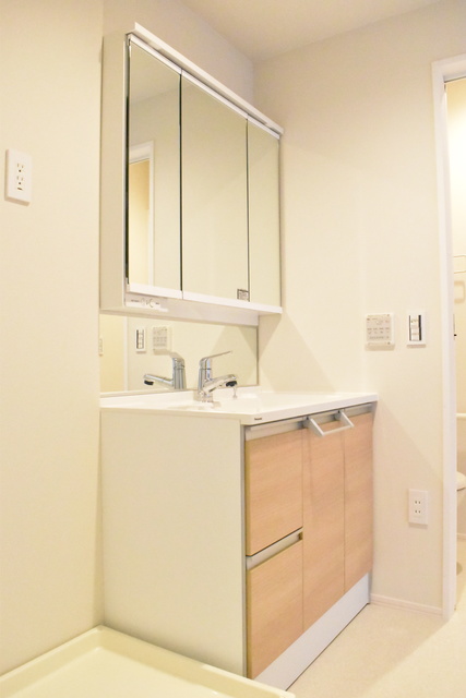 洗面設備　洗面台は人気の独立タイプ！毎日のお出かけ準備もラクラクです