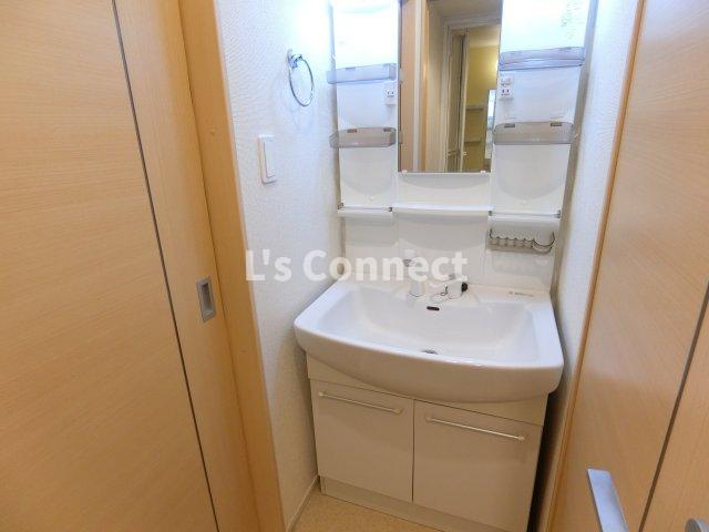 洗面設備　朝の支度もスムーズな独立洗面台。