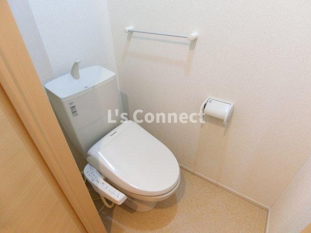 トイレ　温水洗浄便座付きのトイレ。