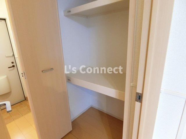 その他設備　廊下にも収納付き。