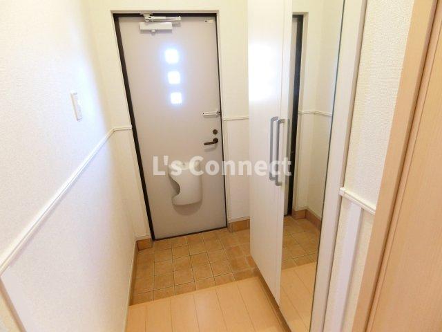 玄関　背の高い下駄箱には鏡付きで身だしなみチェック。