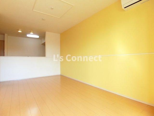 居室・リビング　アクセントクロス仕様のＬＤＫ。