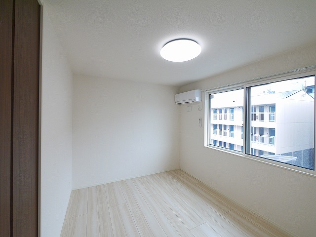 その他部屋・スペース　広くて明るい寝室です