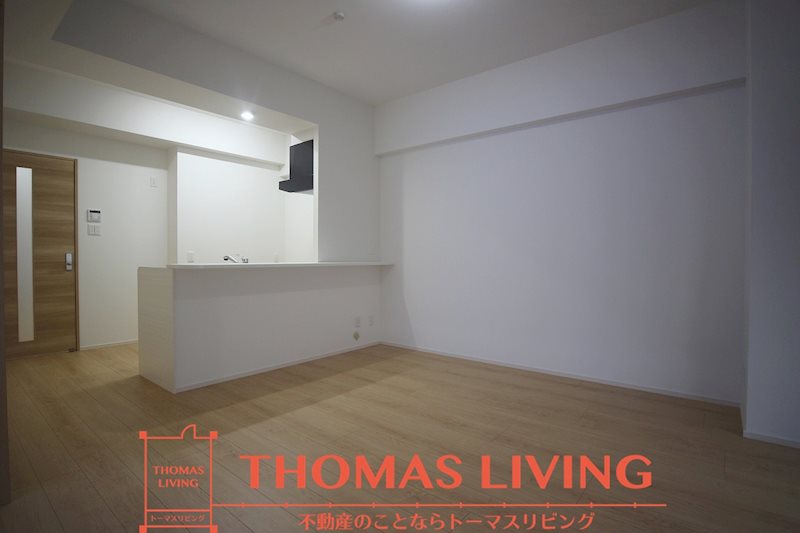 エントランス　210号室は床、建具ともにナチュラル色のお部屋です♪