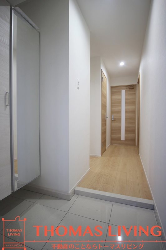 玄関　210号室は床、建具ともにナチュラル色のお部屋です♪