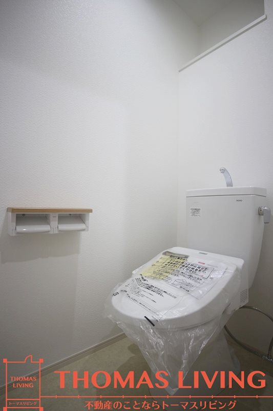 トイレ　210号室は床、建具ともにナチュラル色のお部屋です♪