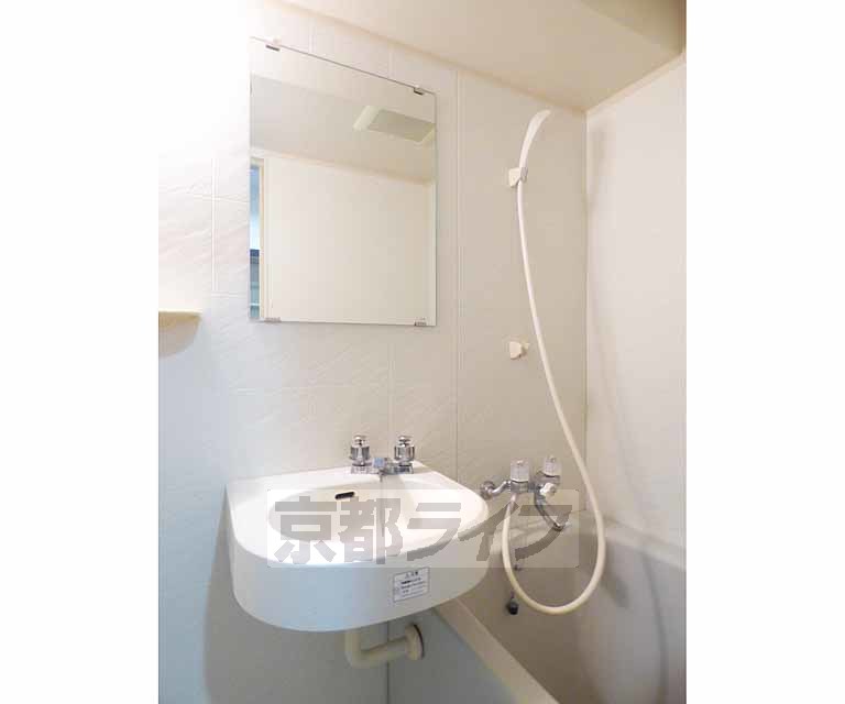 洗面設備　明るい洗面台