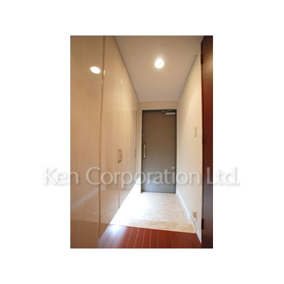 玄関　同タイプ12階のお部屋を撮影。仕様が異なることがあります。