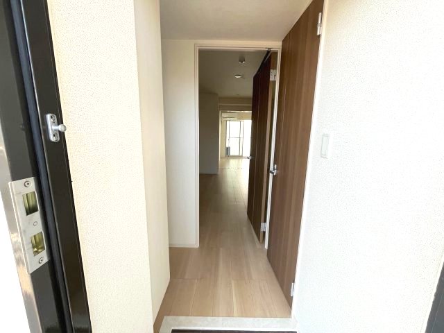 玄関　写真は、他部屋の反転間取りです。(現況優先)