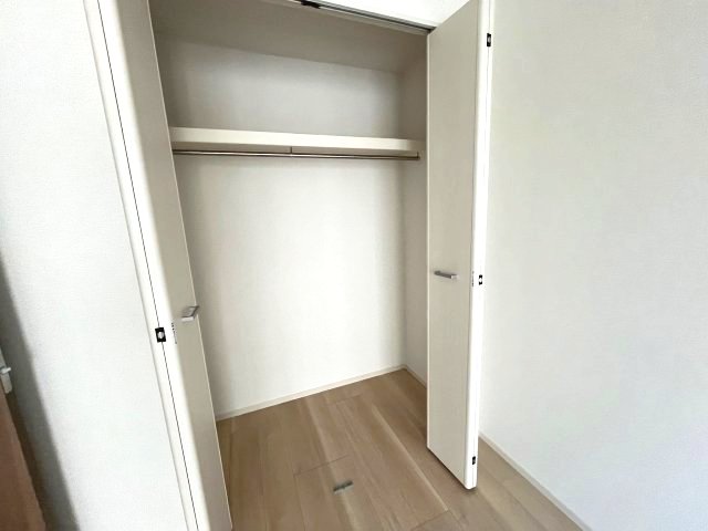 収納　写真は、他部屋の反転間取りです。(現況優先)